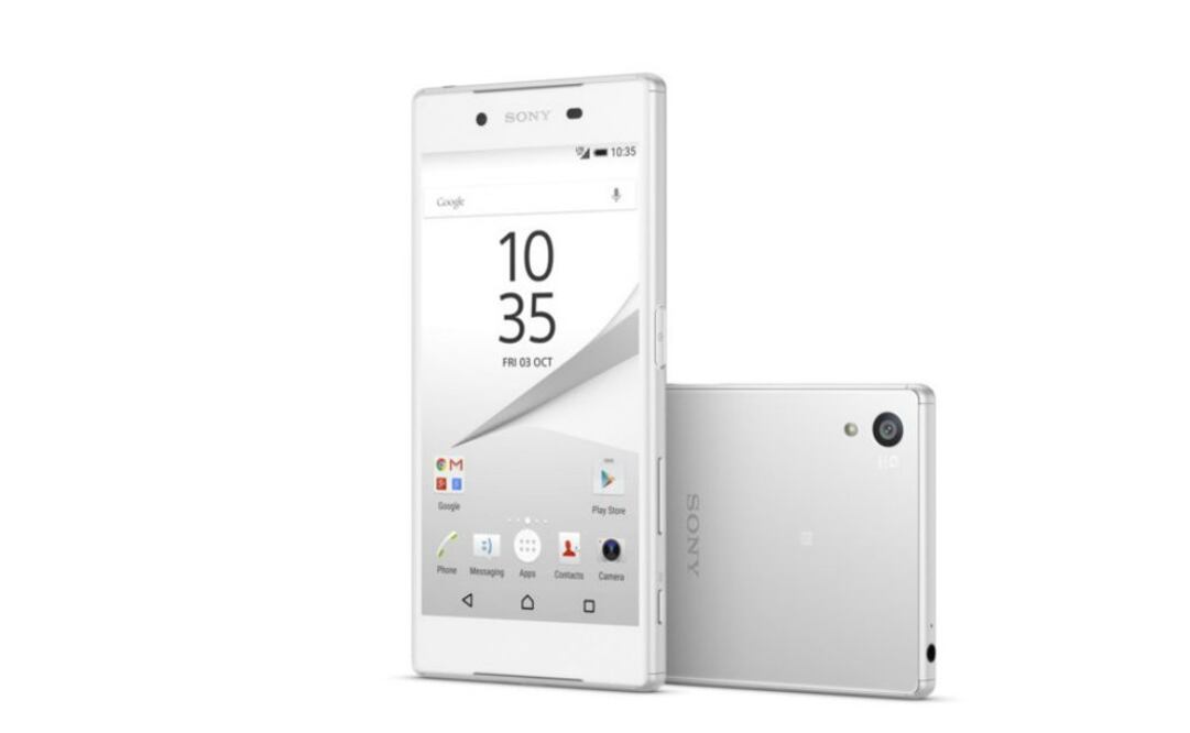 Su cámara incorpora un nuevo sensor de 23 megapíxeles y un nuevo sistema de autoenfoque híbrido que permite medir las distancias y es capaz de enfocar a la perfección una escena en apenas 0,03 segundos