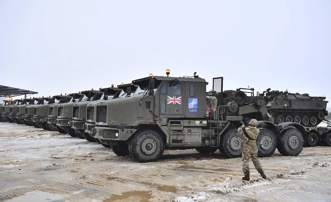 Camiones cargados con tanques y equipo militar llegan a la base del Grupo de Batalla de la OTAN en Estonia. Foto: AP