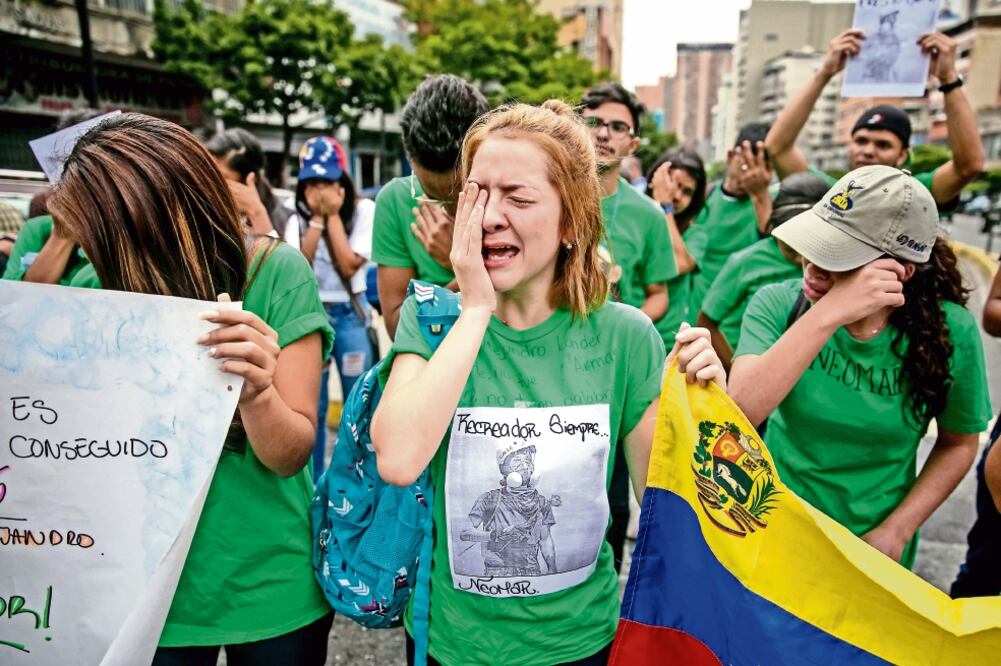Venezolanos protestaron ayer en Caracas en el lugar donde el miércoles murió Neomar Lander. La fiscalía investiga el caso, mientras que el gobierno dice que al joven de 17 años le explotó un artefacto explosivo que llevaba. (MIGUEL GUTIÉRREZ. EFE)