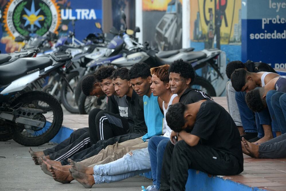 Trece personas arrestadas por irrumpir en la televisora TC son presentadas a la prensa, en el Departamento de Policía de Modelo, en Guayaquil. Foto: AFP