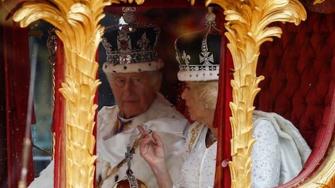 Carlos III y Camila inician la procesión a Buckingham tras ser coronados