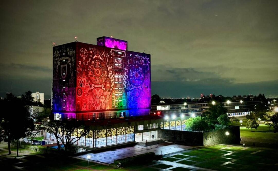 Luce la Torre de Rectoría de la UNAM los colores de la diversidad. Foto: Especial