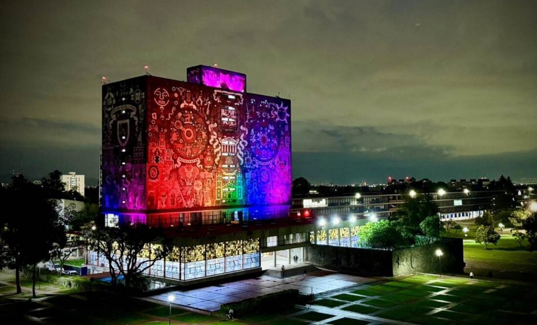 Luce la Torre de Rectoría de la UNAM los colores de la diversidad. Foto: Especial
