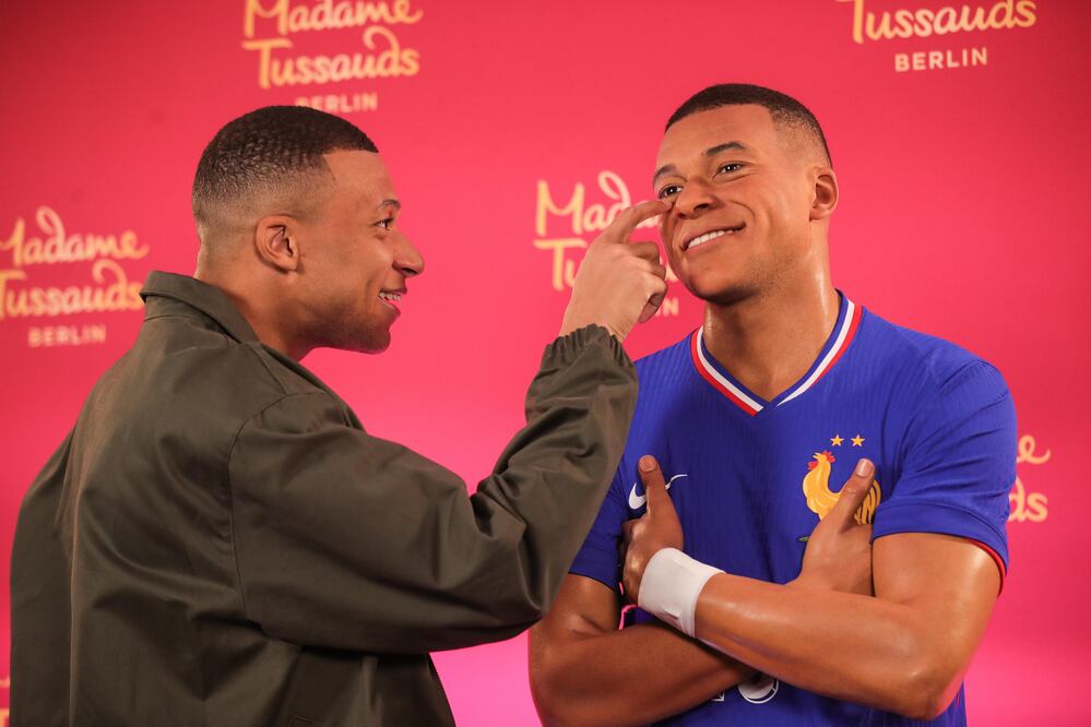 Kylian Mbappe posa junto a su escultura de cera en el museo Madame Tussauds de París - Foto: EFE