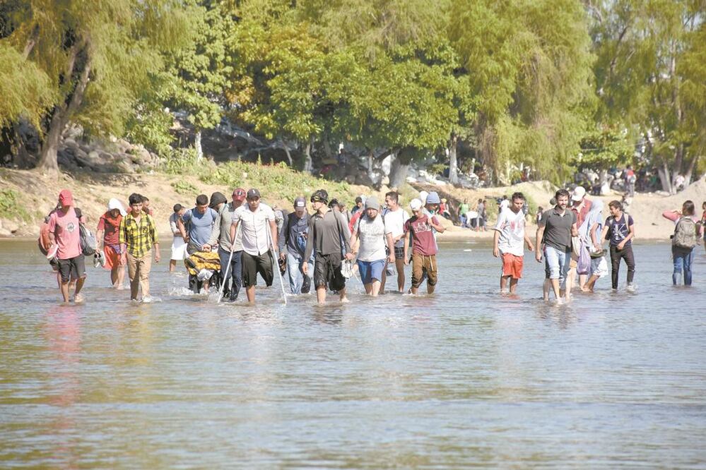 Unos 200 migrantes que pernoctaron en el lado mexicano del río Suchiate regresaron ayer a Guatemala. JACOB GARCÍA. EL UNIVERSAL