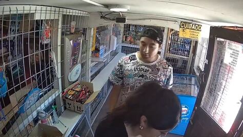 VIDEO: Mujer se defiende tras ser acosada sexualmente y deja a su agresor encerrado en un local