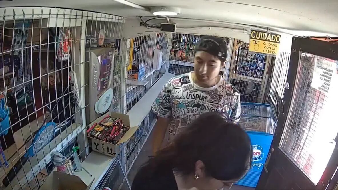 Un video muestra a una mujer siendo atacada sexualmente al interior de un local. Foto: tomada de video