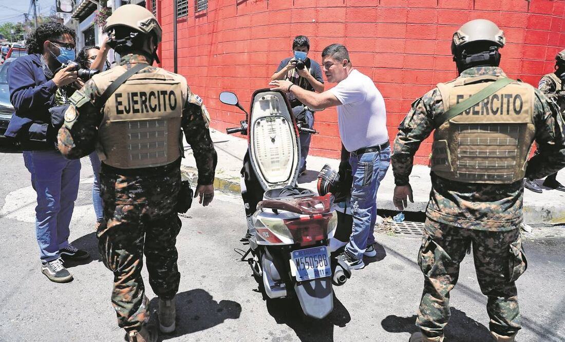 Militares de El Salvador revisan a un motociclista en un punto de control, en la capital San Salvador. El régimen de excepción entró en vigor la madrugada de ayer domingo tras su publicación en el Diario Oficial de ese país. Foto: Rodrigo Sura/EFE