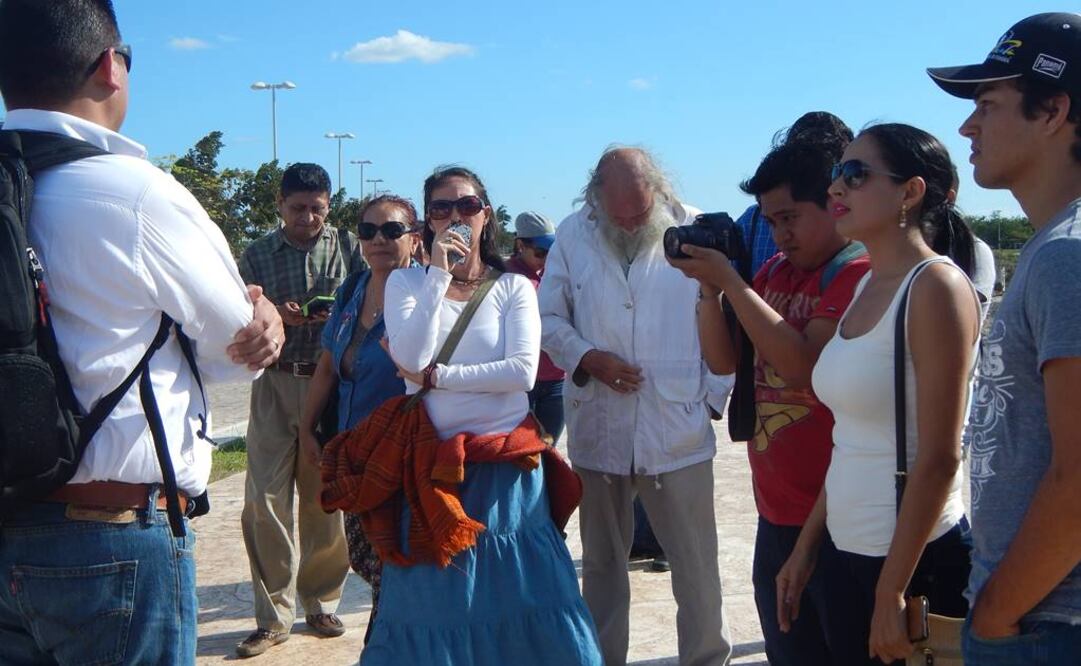 Ciudadanos explicándole a funcionarios de Profepa que no pueden alterar el status de Malecón Tajamar debido a suspensiones provisionales emitidas por jueces federales (Foto: Adriana Varillas EL UNIVERSAL)