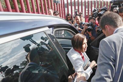 “Estoy aquí, como lo he dicho, con las faldas bien puestas”