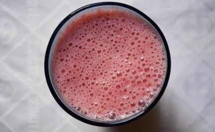 El batido a base de 3 frutas que ayuda a fortalecer tus vías respiratorias