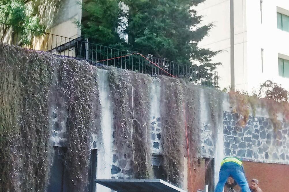 Ayer fue retirada otra antena de una colina de Santa Fe que presuntamente también ha provocado los desgajamientos en el terreno. GERARDO SUÁREZ. EL UNIVERSAL