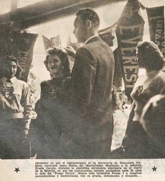 Coronación de Fresia I en el Cerro de la Estrella. Sus princesas fueron Lola Williams, Isabel Pedrozo, Melusina e Isis García. Años después, algunos montañistas consideraron que, si Fresia quería colaborar con el excursionismo, debía renunciar al título de reina y respetar a las elegidas por la FME. Foto: Hemeroteca EL UNIVERSAL.