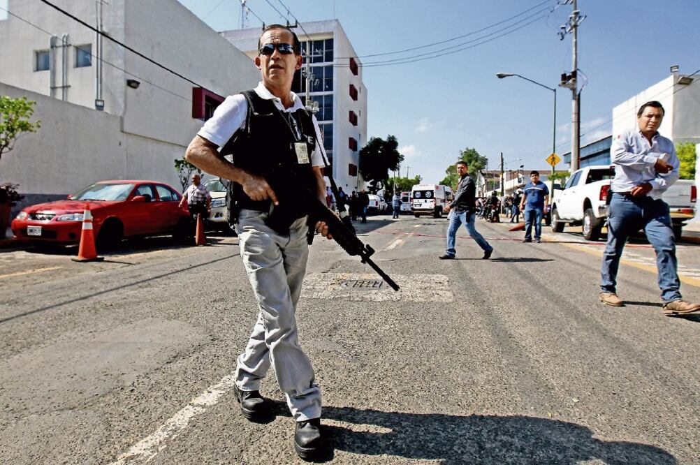 El pasado 14 de septiembre, un sujeto identificado como Luis Homero Águila disparó a quemarropa en contra de cuatro mujeres que trabajaban en la fiscalía; el agresor fue abatido por policías (ARCHIVO. EL UNIVERSAL)