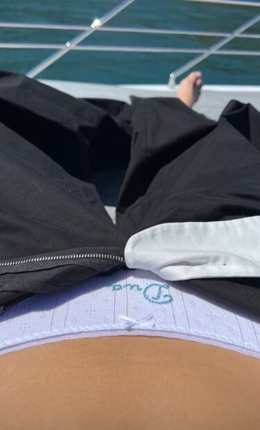 Dua Lipa deja al descubierto su ropa interior bordada