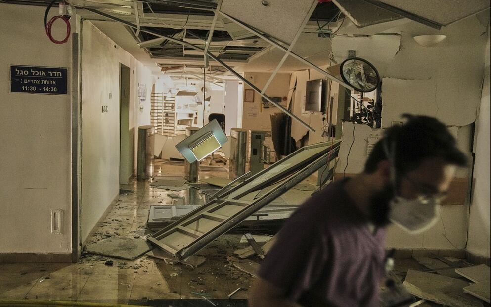 Imagen de los daños al interior de un edificio del complejo hospitalario Soroka en Beer Sheva, Israel, el jueves 19 de junio de 2025. Foto: AP