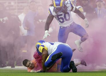 Jugador de los Rams propina brutal tacleada a aficionado