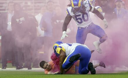 Jugador de los Rams propina brutal tacleada a aficionado