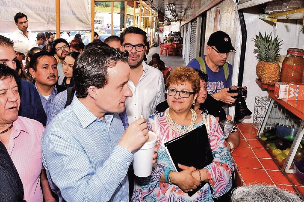 El virtual candidato priísta a la CDMX recorrió el Mercado Cartagena, donde escuchó las peticiones de los locatarios. (ESPECIAL)