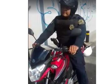 Video. Acusan a policía de presuntamente robar motocicleta