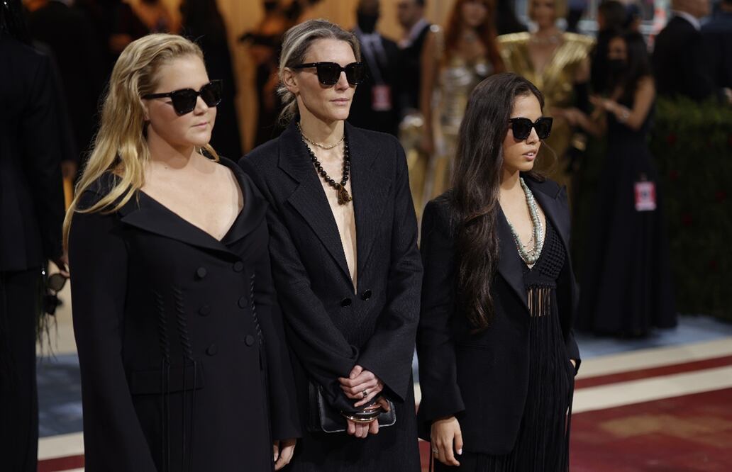 Amy Schumer, Gabriela Hearst y Xiye Bastida. Foto: EFE/EPA/Justin Lane