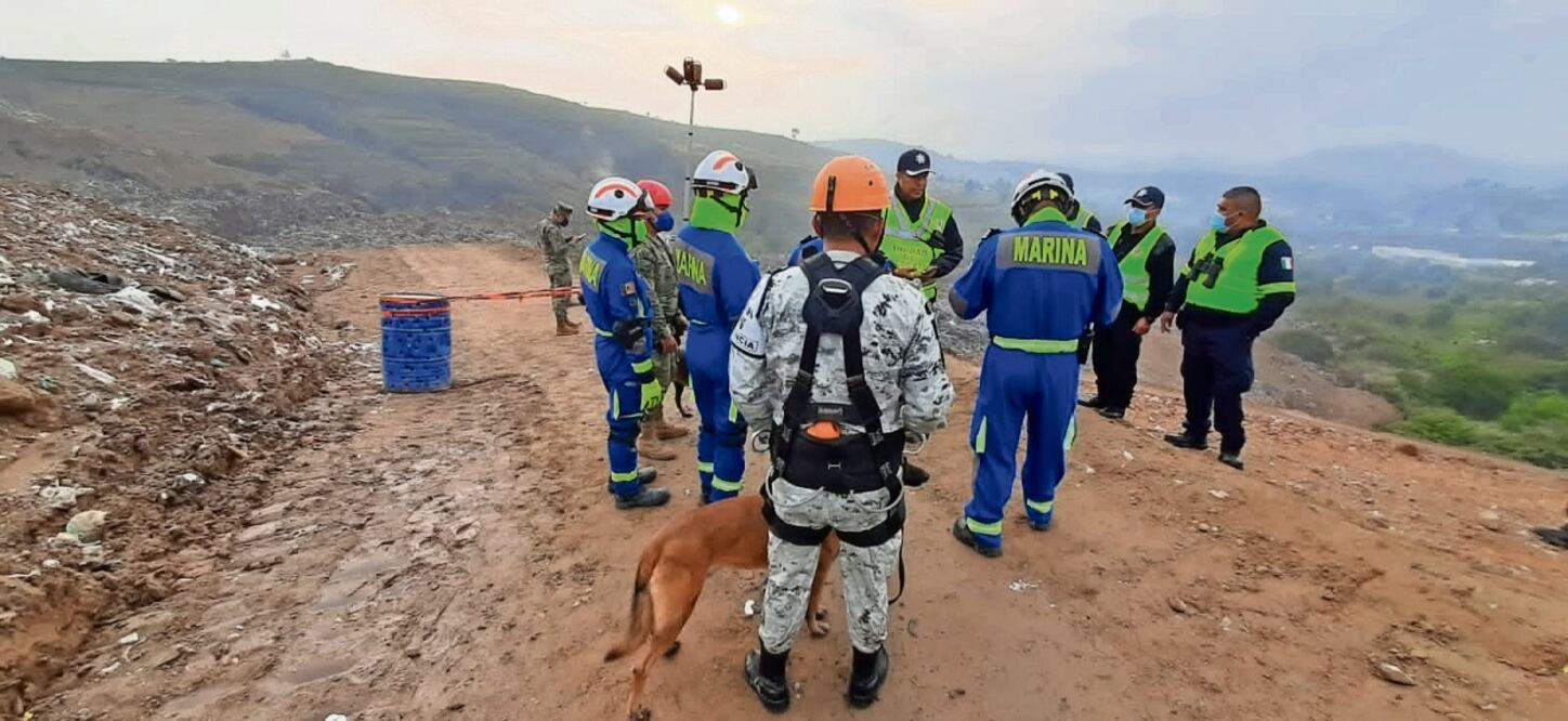 Al lugar llegaron binomios caninos expertos en búsqueda y rescate de personas atrapadas bajo escombros. Foto: Especial