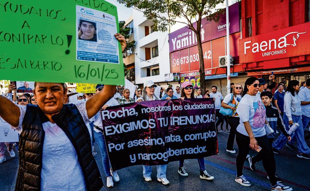Miles de inconformes exhibieron cartulinas y mantas con la leyenda "Fuera Rocha" y mensajes similares que exigen la renuncia del mandatario. Al finalizar la marcha, quemaron un muñeco con la figura de Rocha Moya. (27/01/2025) Foto: José Betanzos Zárate | Cuartoscuro