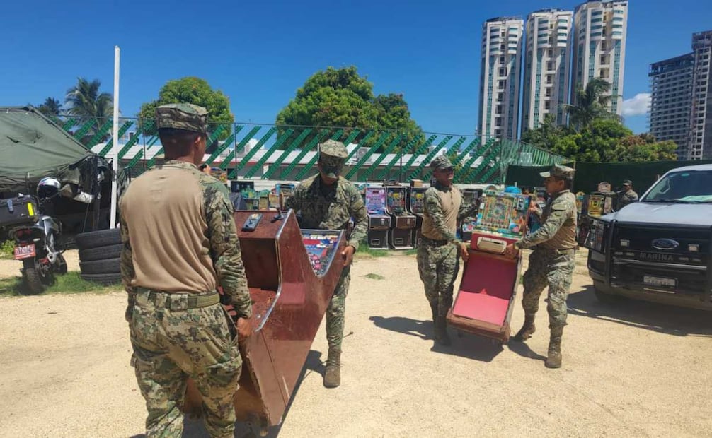 Destrucción de máquinas tragamonedas en Acapulco, Guerrero, por elementos de la Secretaría de Marina (Semar). Foto: Especial