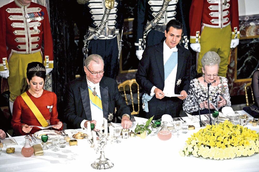 El presidente Enrique Peña Nieto asistió anoche a una cena con los reyes de Dinamarca en el Palacio de Fredensborg (REUTERS)