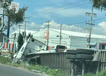 Volcadura de tráiler en la México-Querétaro provoca caos vial