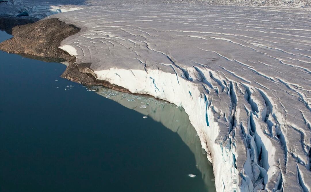 Fotografía facilitada por Greenpeace que muestra el glaciar Helheim, en Groenlandia. Foto: EFE/ NICK COBBING / GREENPEACE