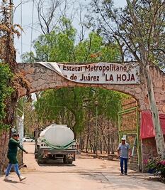 Usan pipas para llenar tanques en Naucalpan