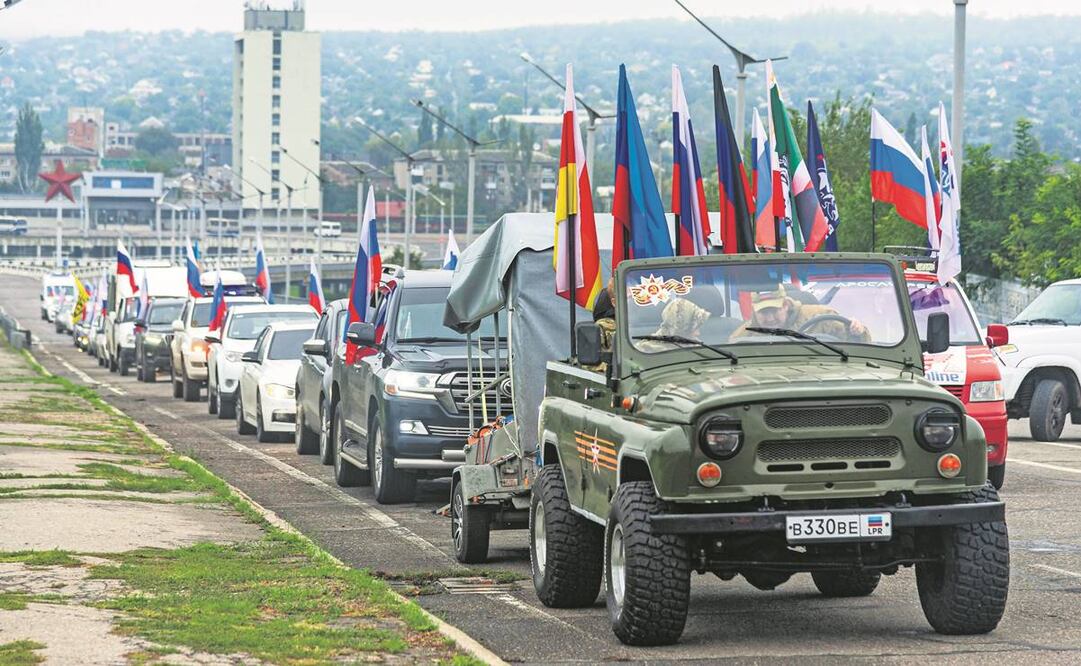 Automovilistas apoyaron ayer un referéndum para unirse a la Federación Rusa en Luhansk, Ucrania. Foto: EFE