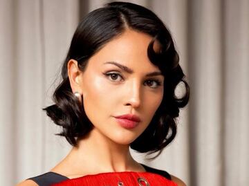 Eiza González deslumbra con vestido plisado de Chanel en Londres