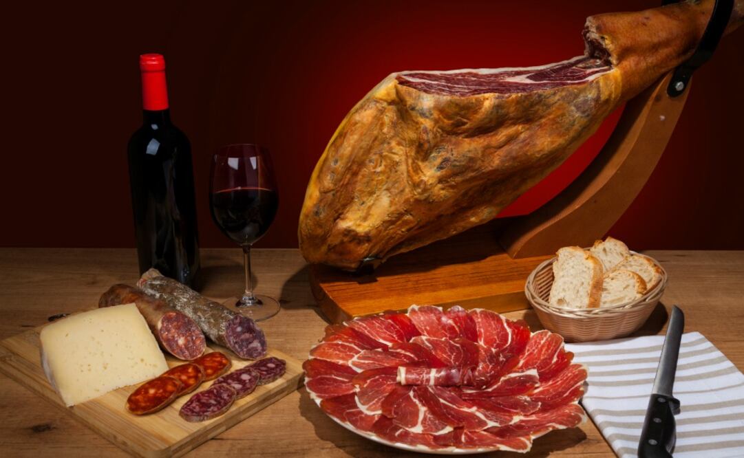 Una de las joyas gastronómicas de España es el jamón, ya sea serano o ibérico. (Foto: iStock)