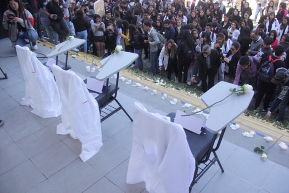 Con cientos de flores rinden homenaje a estudiantes asesinados en Puebla