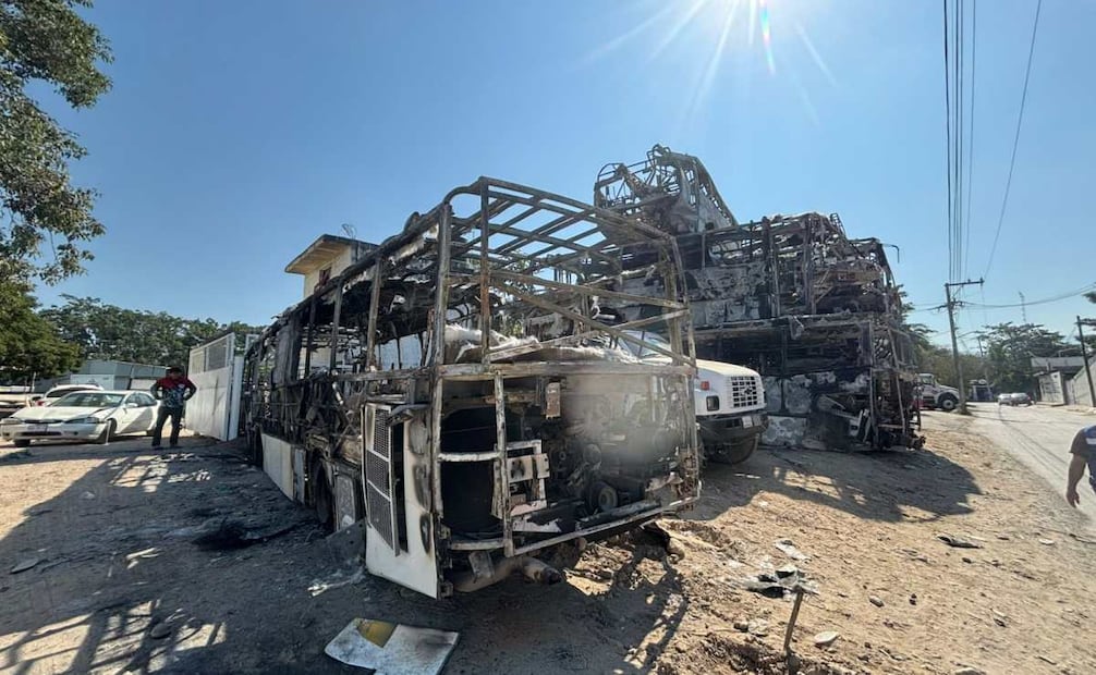 Una torre de más de 15 camiones del transporte público permanece calcinada en el depósito vehicular ubicado en la colonia Las Juntas, en Puerto Vallarta, Jalisco. (01/03/26). Foto: Juan Carlos Williams/ EL UNIVERSAL