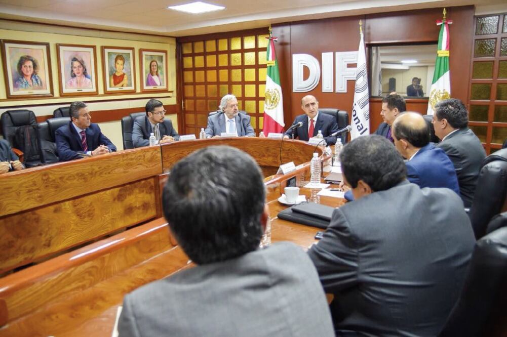 Representantes del DIF nacional y la Fundación Scholas México durante la firma del acuerdo de colaboración. Foto: CORTESÍA