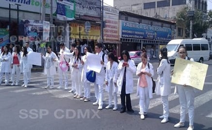 Médicos de Hospital Juárez realizan bloqueo por asalto a compañero