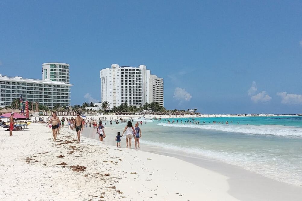 Desde el miércoles de la semana pasada, las playas de Cancún lucen libres de sargazo gracias a las corrientes marinas. Debido al fenómeno, autoridades del estado iniciaron la construcción de una valla para evitar su recale masivo. (ADRIANA VARILLAS. EL U)