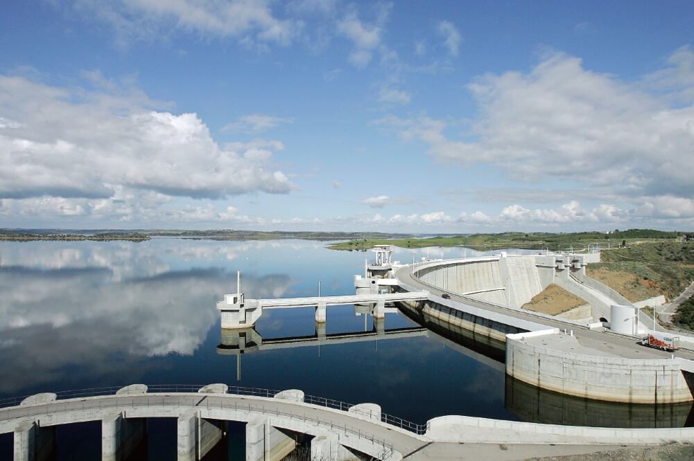 El mercado del agua se perfila como uno de los protagonistas de la inversión hasta 2018, por lo menos, de acuerdo con previsiones de Global Water Intelligence. En la foto, el embalse de Alqueva, en Portugal (ARCHIVO EL UNIVERSAL)