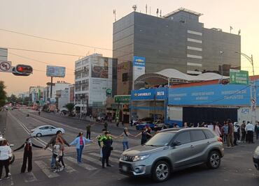 Vecinos y sus mascotas realizan bloqueo en avenida Cuauhtémoc; solicitan información de animales recatados en la Narvarte