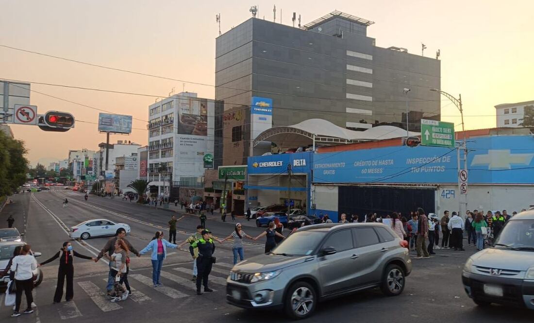 Vecinos de la colonia Xochicalco realizaron un bloqueo en la colonia Narvarte Poniente, alcaldía Benito Juárez (27/11/2024). Foto: Especial