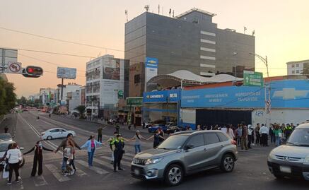 Vecinos y sus mascotas realizan bloqueo en avenida Cuauhtémoc; solicitan información de animales recatados en la Narvarte