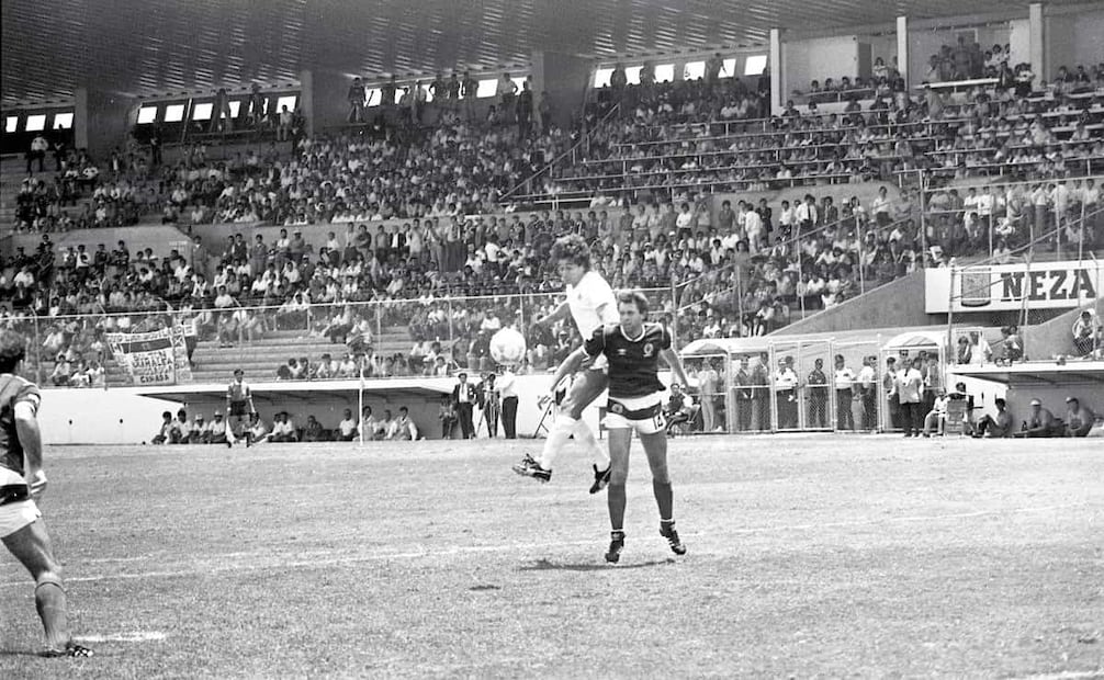 Partido Dinamarca vs. Escocia durante el mundial de 1986. Se dijo que, con la inversión de fondos públicos puestos en el Estadio Neza 86, se hubieran pavimentado 16 kilómetros de calles en Nezahualcóyotl. Foto: Jorge Núñez/Archivo EL UNIVERSAL.
