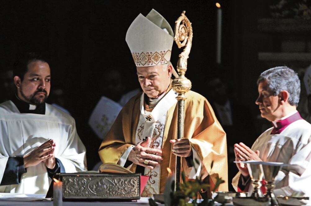 Por la mañana, Aguiar Retes celebró la misa crismal en la que pidió a sacerdotes seguir el ejemplo de Jesús y sostener a la comunidad cristiana. Foto: CARLOS MEJÍA. EL UNIVERSAL