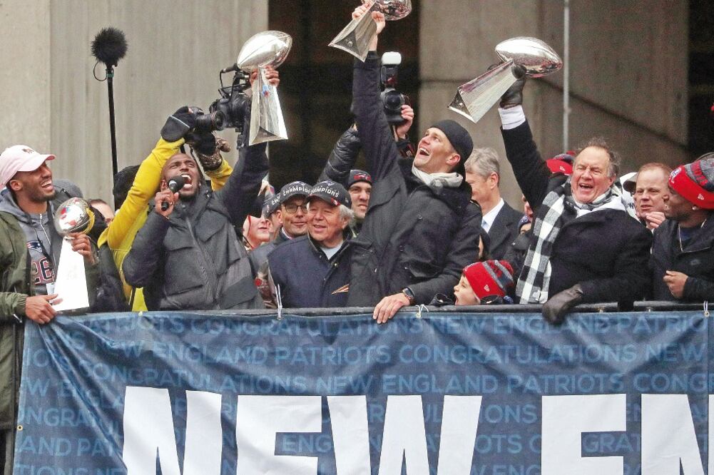 Los jugadores exhibieron varios de los cincos trofeos Lombardi ganados por los Patriots (REUTERS)