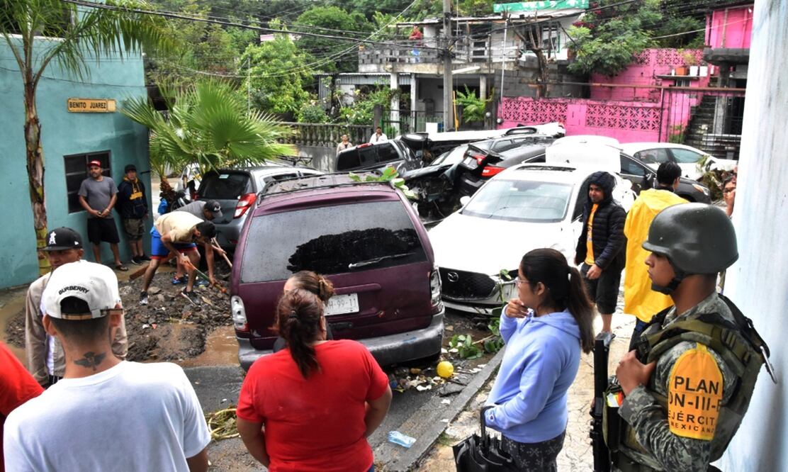 Corriente arrastra a vehículos en Guadalupe, Nuevo León. Foto: Emilio Vásquez/EL UNIVERSAL