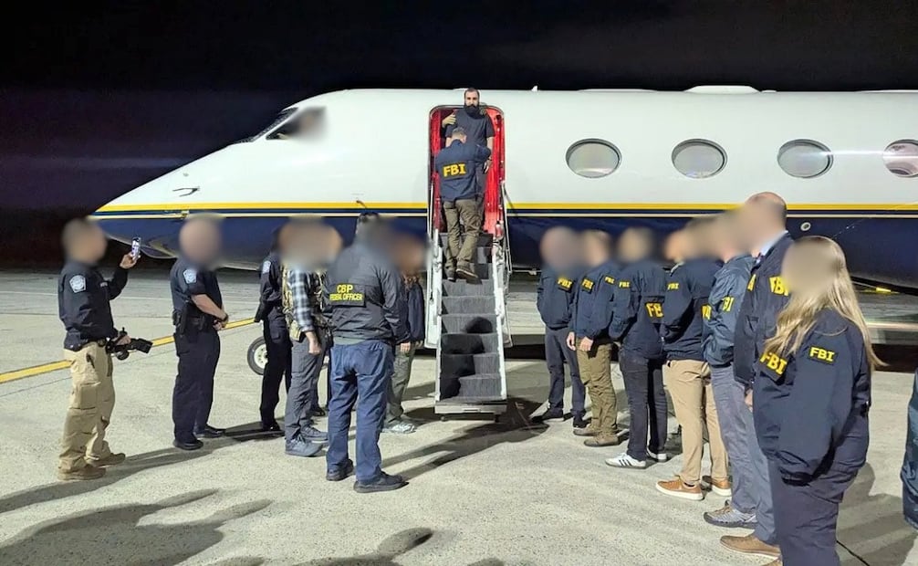 El detenido desciende de un avión tras ser entregado a autoridades de Estados Unidos. Foto: @NewYorkFBI.