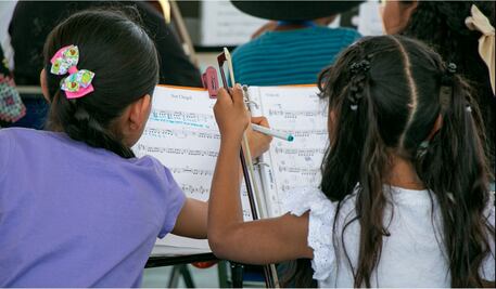 FOTOS: Niños que conocen sus raíces a través de la música